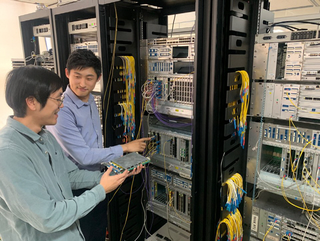HFR 엔지니어들이 경기 성남시 분당에 위치한 랩실에서 SK텔레콤과 공동 개발해 미국 이동통신사 버라이즌에 수출한 5G 프론트홀 전송장비를 점검하고 있다./사진제공=HFR