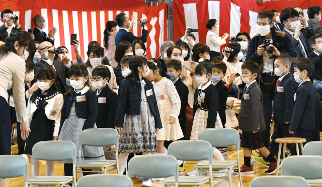 지난 6일 일본 삿포로의 한 초등학교에서 신종 코로나바이러스 감염증(코로나19) 확산 우려 속에 마스크를 착용한 1학년 학생들이 입학식에 참석하고 있다. /삿포로=교도AP연합뉴스