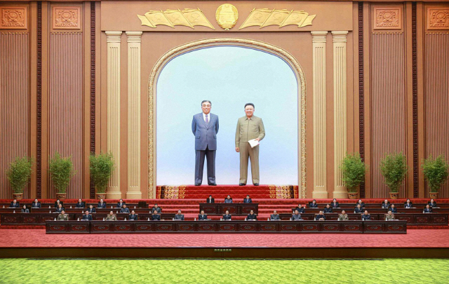 북한은 지난 12일 평양 만수대의사당에서 최고인민회의 제14기 제3차 회의를 개최했다. 노동신문이 13일 1면에 실은 주석단 참석자들 모습./노동신문 홈페이지 캡처=연합뉴스