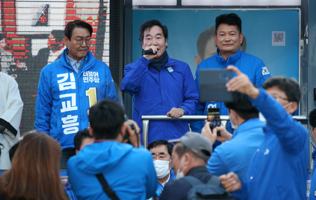 이낙연 더불어민주당 공동상임선대위원장이 지난 12일 인천 서구 정서진중앙시장 앞에서 서구갑 김교흥 후보 지원 유세를 하고 있다./연합뉴스