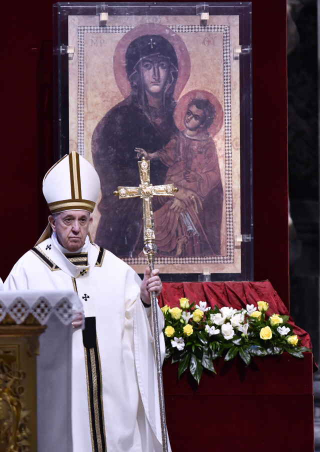 12일(현지시간) 프란치스코 교황이 바티칸 성베드로대성당에서 부활 대축일 미사를 주례하고 있다./바티칸=UPI연합뉴스