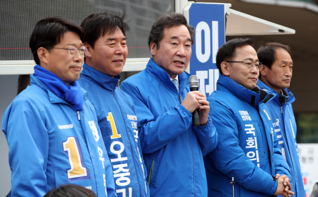 이낙연 더불어민주당 공동상임선대위원장이 13일 경북 포항시청 앞에서 포항북구 오중기, 남구울릉군 허대만 후보 지원 유세를 하고 있다./연합뉴스