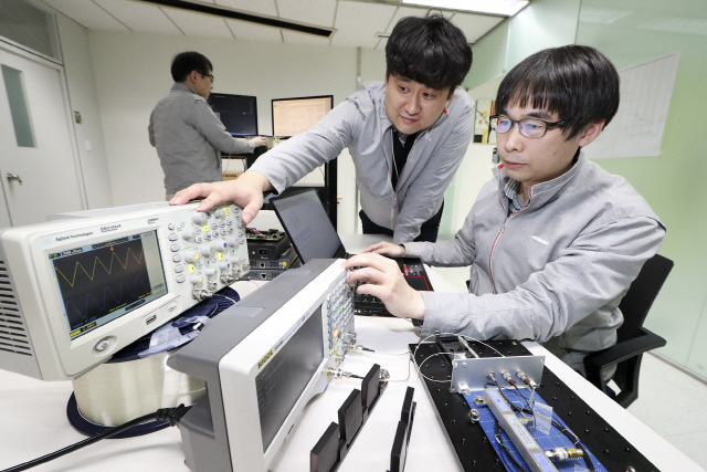 KT융합기술원 연구원들이 서울 서초구 KT연구개발센터에서 양자 암호 통신 기술을 테스트하고 있다./사진제공=KT