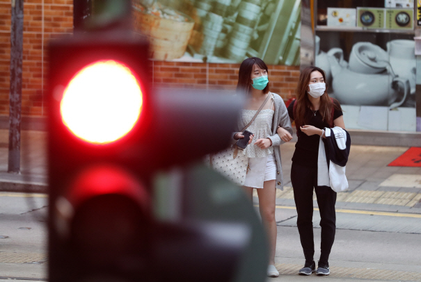 지난 11일 마스크를 쓴 홍콩 시민들이 시내 거리를 걷고 있다. /신화연합뉴스