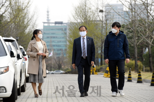 박종호(사진 왼쪽에서 두번째) 산림청장이 직원들과 ‘만보동행’을 하고 있다. 사진제공=산림청