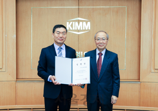 국가과학기술연구회 원광연(사진 오른쪽) 이사장이 한국기계연구원 박상진(〃왼쪽) 신임 원장에게 임명장을 수여하고 있다. 사진제공=한국기계연구원