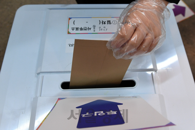 서울 관악구 삼성동 행복나무마을활력소에 설치된 사전투표소에서 유권자들이 사전투표를 하고 있다./성형주기자