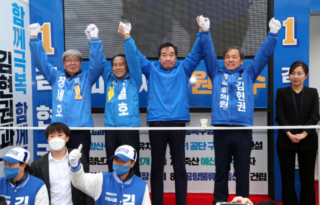 이낙연(오른쪽 세번째) 더불어민주당 상임공동선대위원장이 13일 경북 구미 인동파출소 앞에서 김철호(〃네번째) 구미갑, 김현권(〃두번째) 구미을 후보의 지원유세를 벌이고 있다. 왼쪽은 고령ㆍ성주ㆍ칠곡에 출마한 장세호(〃다섯번째) 후보./연합뉴스