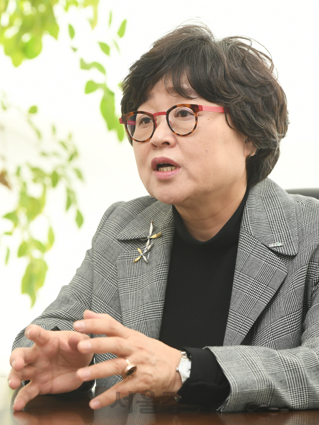 이미혜 화학연 원장이 지난 10일 서울경제와의 인터뷰에서 화합물과 소재 빅데이터를 공개해 산학연 협력의 새 장을 열겠다는 의지를 밝히고 있다. /사진=오승현기자