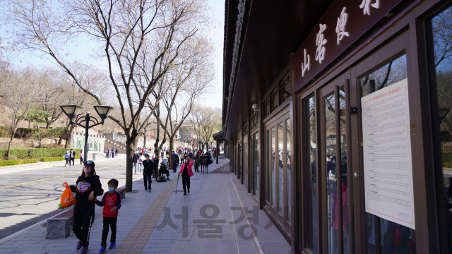 중국 베이징의 대표 관광지인 만리장성 바다링(팔달령)구간의 재개방에도 불구하고 주변 상가들은 청명절 연휴인 지난 4일에도 영업을 하지 못했다.  /최수문기자