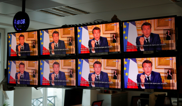 에마뉘엘 마크롱 프랑스 대통령이 13일(현지시간) 코로나19 대응 관련 대국민 발표를 하고 있다./로이터연합뉴스