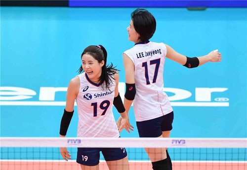 대표팀에서 호흡을 맞춘 이다영(왼쪽)과 이재영. /출처=국제배구연맹