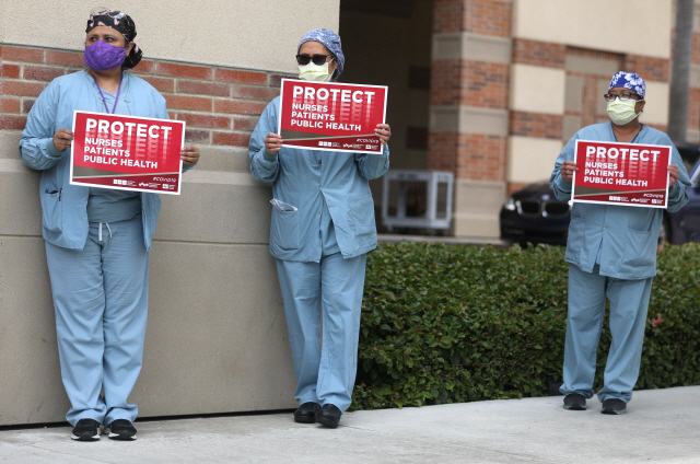 미국 캘리포니아주 산타모니카의 간호사들이 코로나19로부터 의료진을 보호할 장갑과 마스크 등을 지급할 것을 요구하는 시위를 벌이고 있다. /산타모니카=AFP연합뉴스