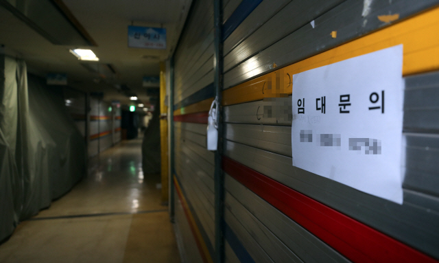 코로나19 여파로 경기가 침체하고 있는 가운데 지난 6일 서울 중구 평화시장 점포에 임대 안내문이 붙어 있다. /연합뉴스