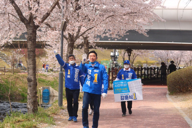 충남 아산을 지역 후보인 강훈식 더불어민주당 의원이 선거운동 마지막날인 14일 아산 배방읍 인근에서 지지를 호소하고 있다. 사진=강훈식 의원실