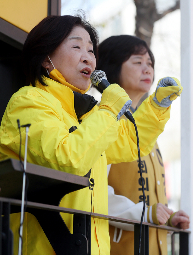 심상정 정의당 대표가 14일 인천 연수을 이정미 후보 지지를 호소하고 있다. /연합뉴스