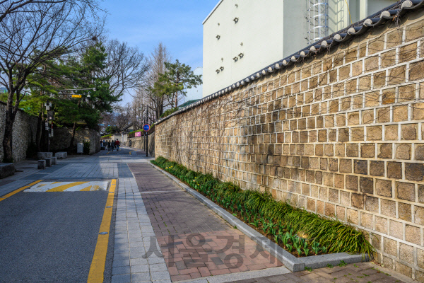 드라마 ‘도깨비’ 촬영지로 유명한 서울 종로구 덕성여고 돌담길.