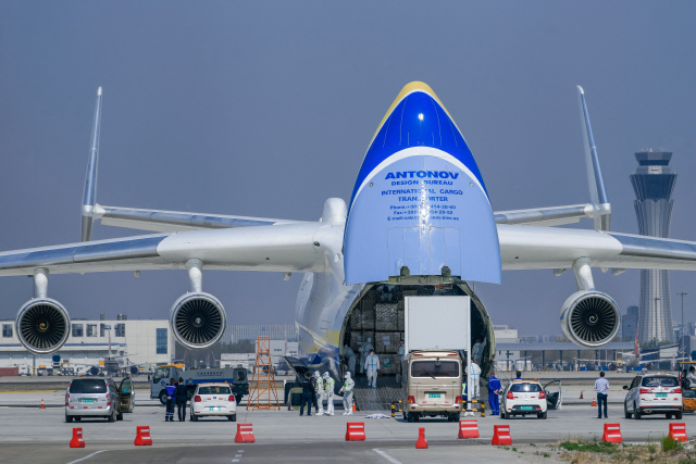 13일(현지시간) 중국 톈진공항에서 폴란드로 향하는 화물비행기에 수출용 의료용품들이 실리고 있다. /텐진=로이터연합뉴스