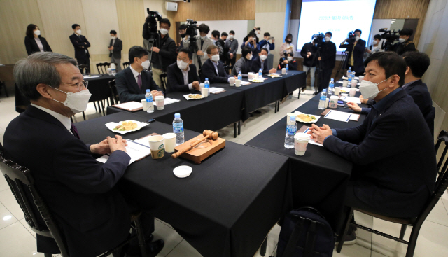 정운찬(왼쪽) KBO 총재와 10개 구단 사장들이 14일 이사회에서 정규시즌 개막 시점에 대해 논의하고 있다. /연합뉴스