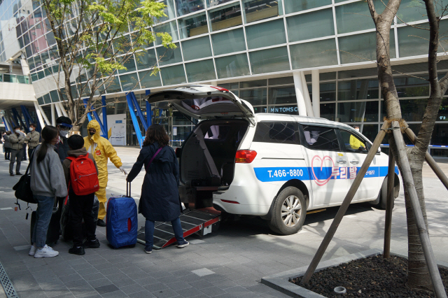 부산역에 도착한 해외입국자 가족이 두리발 차량에 오르고 있다./사진제공=부산시설공단