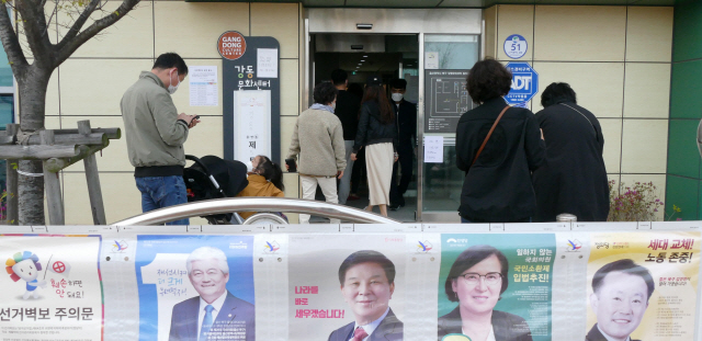 15일 울산시 북구 강동문화센터에 마련된 투표소 앞에 유권자들이 줄지어 차례를 기다리고 있다. /울산=장지승기자