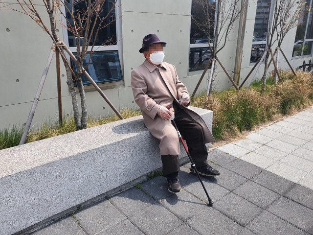 제21대 국회의원 총선거 일인 15일 황모(87) 씨가 투표소를 잘못 찾아 지정된 투표소로 이동하기 전 휴식을 취하고 있다./김태영 기자