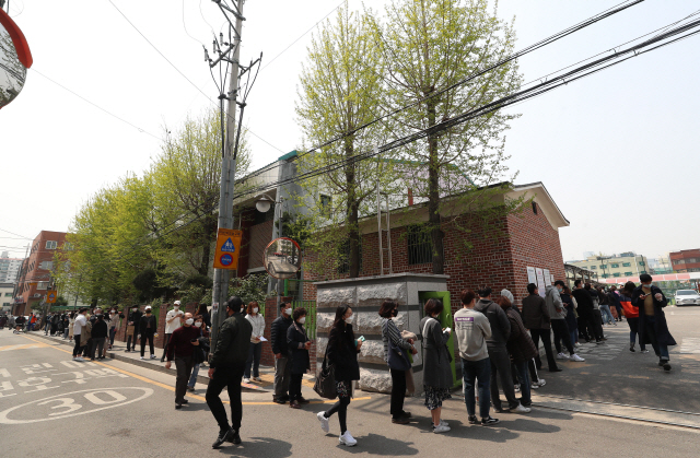 제21대 국회의원선거 투표일인 15일 오후 서울 송파구 잠전초등학교에 설치된 투표소에서 유권자들이 소중한 한표를 행사하고 있다. /연합뉴스