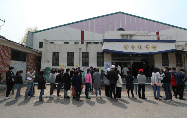 제21대 국회의원 선거 일인 15일 오후 서울 송파구 잠전초등학교에 설치된 투표소에서 유권자들이 소중한 한표를 행사하고 있다./연합뉴스