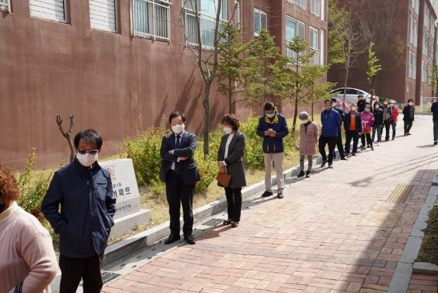 제21대 국회의원 선거일인 15일 오전 충북 진천군 진천읍 장관1차부영아파트 경로당에 마련된 투표소 앞에서 유권자들이 줄지어 투표를 기다리고 있다. /사진=연합뉴스