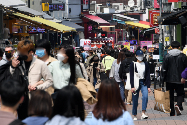 제21대 국회의원 선거일인 15일 방역 당국이 투표 후 외출을 자제해달라는 호소에도 수많은 인파가 서울 홍대거리로 나왔다./성형주기자