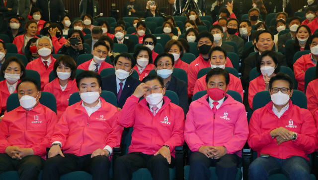 미래통합당 황교안 대표와 미래한국당 원유철 대표가 15일 국회도서관 강당에 마련된 개표상황실에서 개표방송을 시청하던 중 방송사 출구조사 결과에 굳은 표정을 짓고 있다./연합뉴스