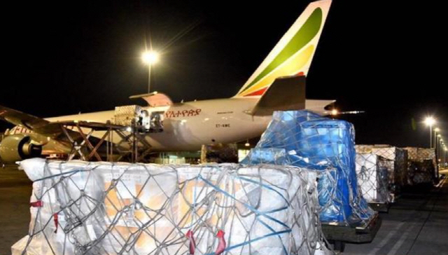 중국에서 지원한 의료물품이 14일 남아공 요하네스버그공항에 도착하고 있다. /신화망 캡처