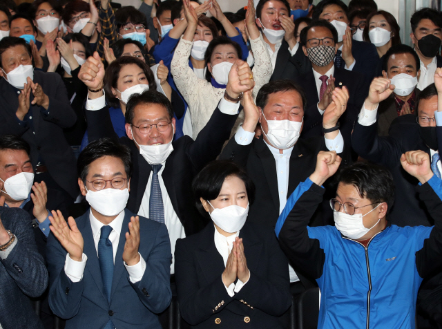 이수진 더불어민주당 서울 동작을 후보가 15일 서울 동작구 선거사무실에서 개표방송을 지켜보고 있다./연합뉴스