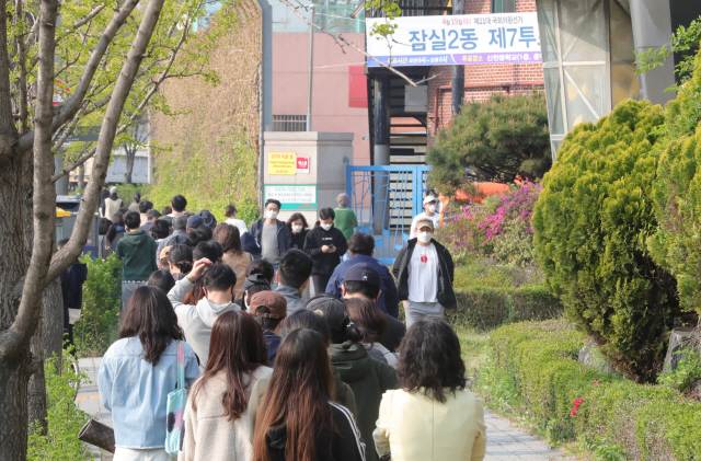 제21대 국회의원 선거일인 15일 오후 서울 송파구 신천중학교에 마련된 투표소에 유권자들이 줄을 길게 서 있다./연합뉴스