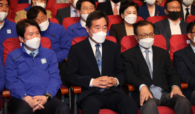 민주당, '단독 과반' 예측에도 일단 '표정 관리'