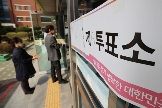 제21대 국회의원선거 투표일인 15일 오전 서울 노원구에 마련된 상계1동 제6투표소에서 유권자들이 줄을 서 있다./연합뉴스