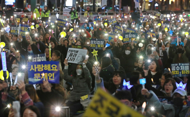 지난해 11월 서울 서초동에서 열린 검찰개혁 촉구 집회. ‘사랑해요 문재인’ 등의 문구가 보인다. /연합뉴스