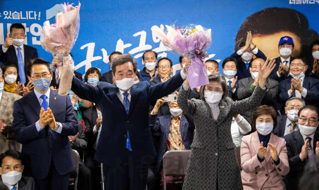 이낙연 '제21대 국회의원 선거' 서울 종로 더불어민주당 후보가 15일 자신의 선거사무소에서 당선이 확실시되자 부인 김숙희 씨와 지지자들에게 인사하고 있다./오승현기자 2020.04.15