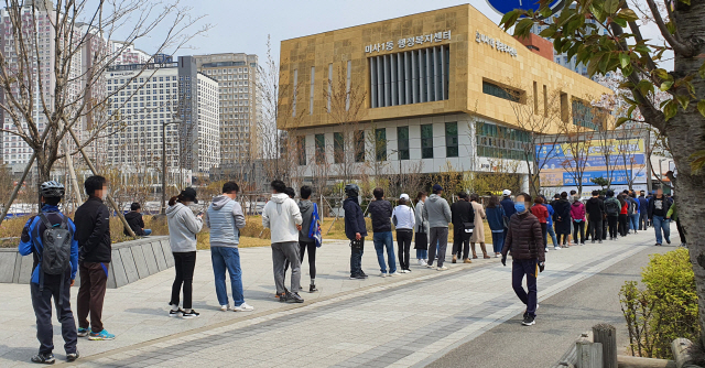 지난 11일 경기 하남 미사1동 행정복지센터에 마련된 사전투표소 앞에서 줄을 선 시민들. /연합뉴스