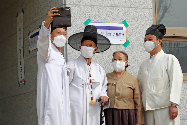 [사진]116세 최고령자도...서당 훈장도 소중한 한표