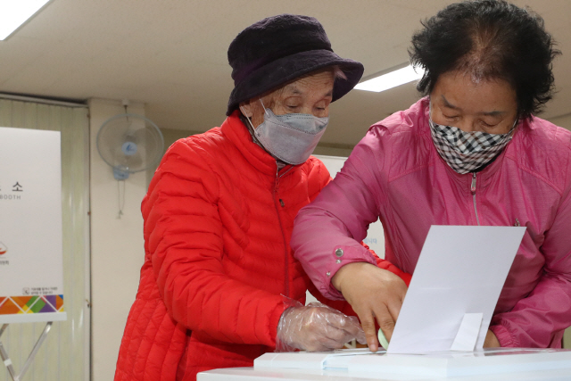 116세 할머니도 소중한 한 표      (광주=연합뉴스) 정회성 기자 = 제21대 국회의원 선거일인 15일 오전 광주 북구 문흥1동 행정복지센터에 마련된 투표소에서 박명순(왼쪽) 할머니가 며느리 도움을 받아 투표에 참여하고 있다. 1903년 8월 7일생으로 만 116세인 박 할머니는 이날 광주지역 최고령 유권자로 기록됐다. 2020.4.15      hs@yna.co.kr  (끝)      <저작권자(c) 연합뉴스, 무단 전재-재배포 금지>