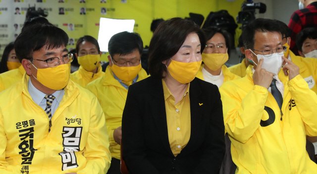 심상정 정의당 선대위원장과 후보들이 15일 오후 서울 여의도 당사에서 굳은 표정으로 개표방송을 지켜보고 있다./연합뉴스