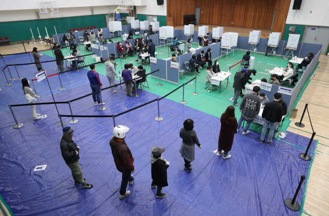 제21대 국회의원 선거일인 15일 오후 서울 송파구 잠전초등학교에 설치된 투표소에서 유권자들이 투표하고 있다./연합뉴스