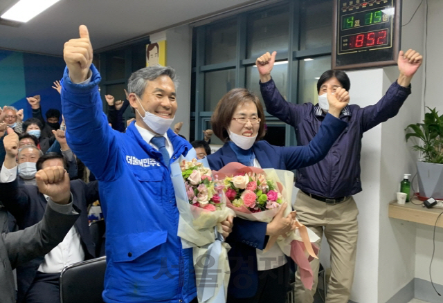 환호하는 김승남 당선인 /사진제공=김승남 후보 사무실