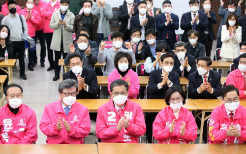 15일 오후 대구시 수성구 범어동 미래통합당 대구시당에서 당직자들과 지역 후보들이 방송사별 출구조사를 보며 박수치고 있다./연합뉴스