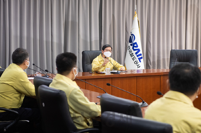 한국철도가 15일 대전사옥 영상회의실에서 손병석 사장 주재아래 신길역 전동열차 사고 관련 긴급 대책 회의를 갖고 있다. 사진제공=한국철도