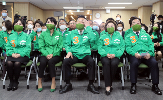 손학규 민생당 상임선대위원장과 김정화 공동선대위원장이 15일 오후 서울 여의도 당사에서 제21대 국회의원선거 출구조사 결과를 시청하고 있다./연합뉴스