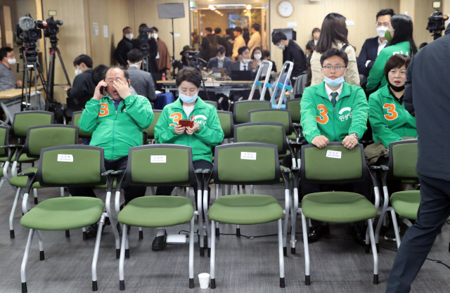 15일 오후 서울 여의도 민생당 중앙당사에 마련된 개표상황실이 썰렁한 모습을 보이고 있다. /연합뉴스