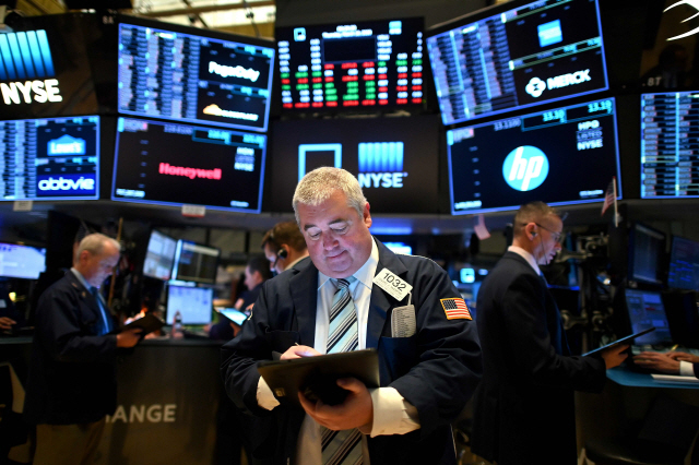 지난 3월 19일(현지시간) 미국 뉴욕증권거래소(NYSE)에서 트레이더들이 업무를 보고 있다. /뉴욕=AFP연합뉴스