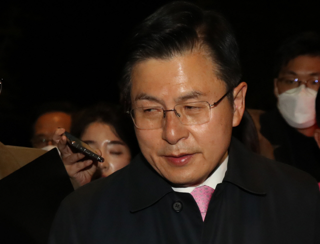 제21대 국회의원 선거에서 서울 종로에 출마한 황교안 미래통합당 후보가 15일 오후 선거 사무소를 나서고 있다. /연합뉴스